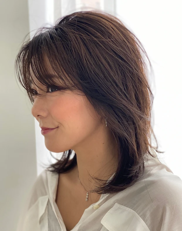 40代のミディアムヘアサイド写真