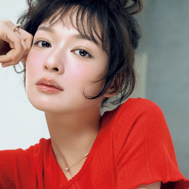 【イガリシノブさん】“もう似合わないかも問題”、滅！大人におすすめのリップグロス＆ペンシル4選
