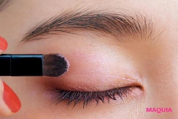 シャネルの春新色パレットで春メイク　プラム色が渗む大人な仕上がりに　HOW TO 1