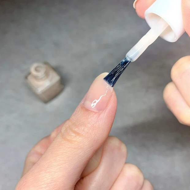 セルフネイル 自爪 亀裂 亀裂対処法 ネイルケア 爪補強