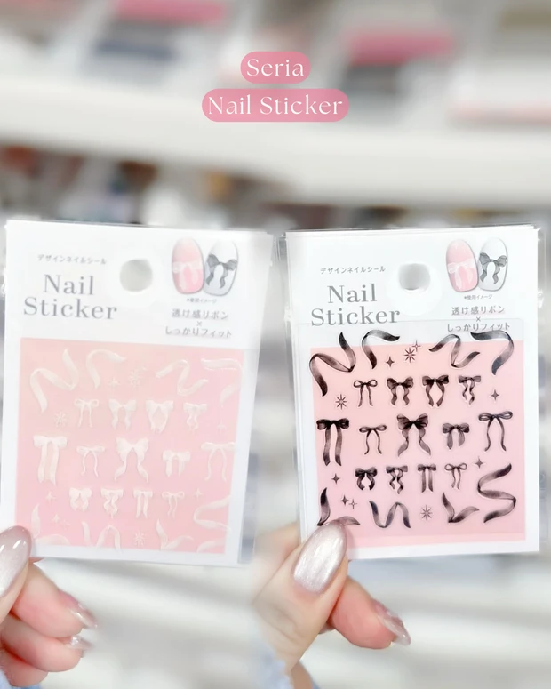セリアのデザインネイルシール。バレエコアネイルに使える白と黒のリボンモチーフの100均ネイルシール