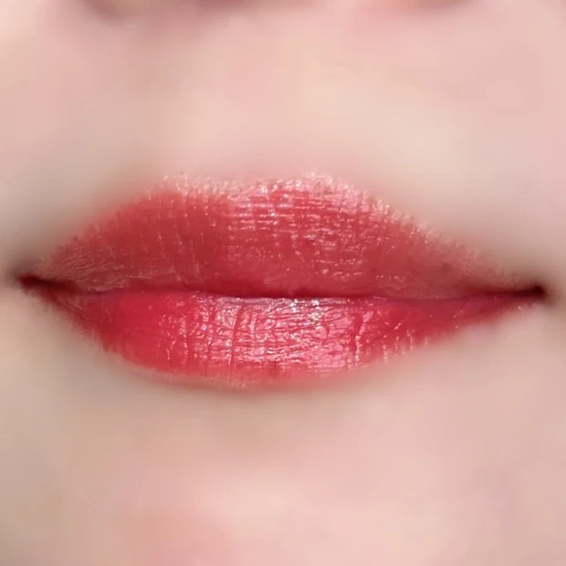 唇に塗った“02 コーラルレッド”の実際の仕上がり