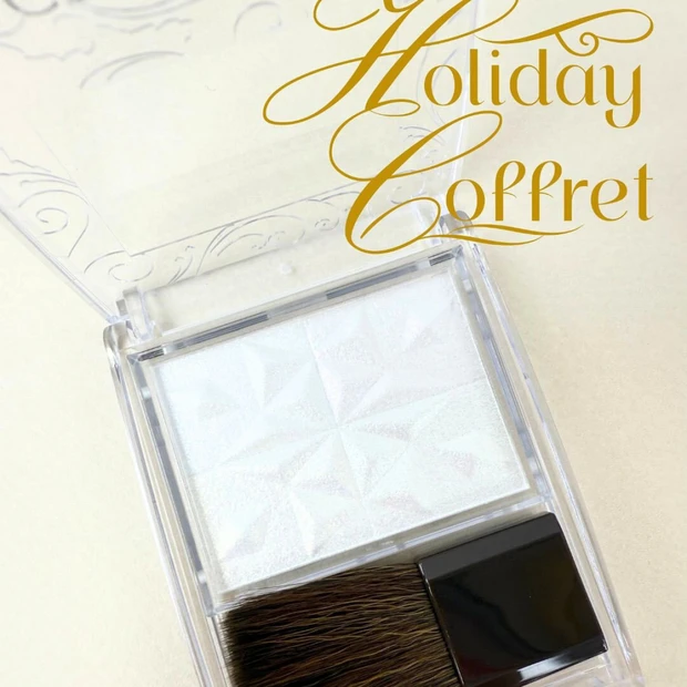 セザンヌのホリデー限定「パールグロウハイライト」をスウォッチ！【クリスマスコフレ2025】