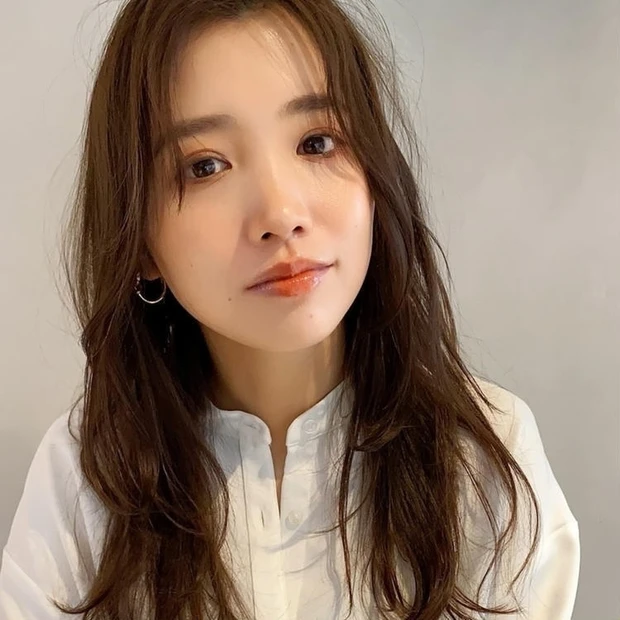 うねったりハネたりする厄介なくせ毛をうまく活かせば、まるでパーマをかけたようなお洒落なウェーブヘアに。30代や40代におすすめなツヤのあるヘルシー美人なロングヘアは必見です。ラフな動きを強調するカットとカラーのテクニックにも注目！