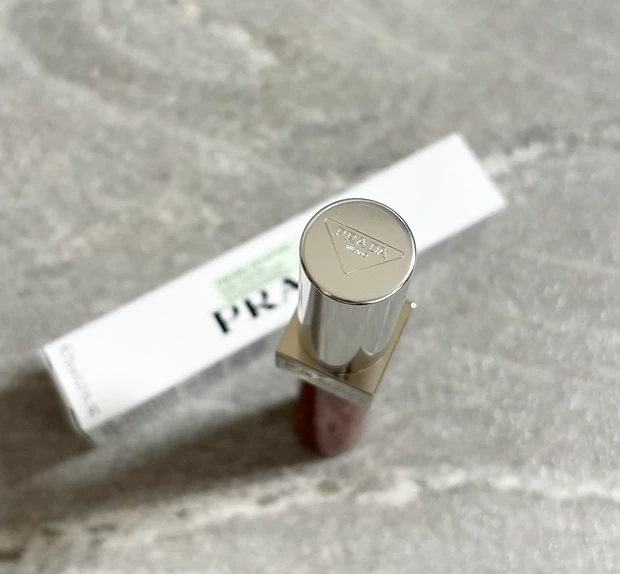 【プラダ】初のリップグロス！リフレクション リキッド バーム グロスからB201チョコボットをご紹介♪_3