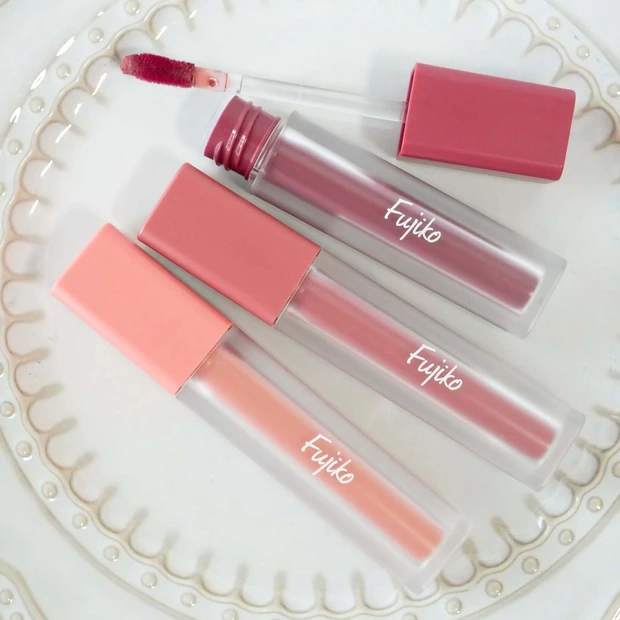 フジコ初となるマットリップをスウォッチ！ 水分が逃げない処方で色落ちもしにくい