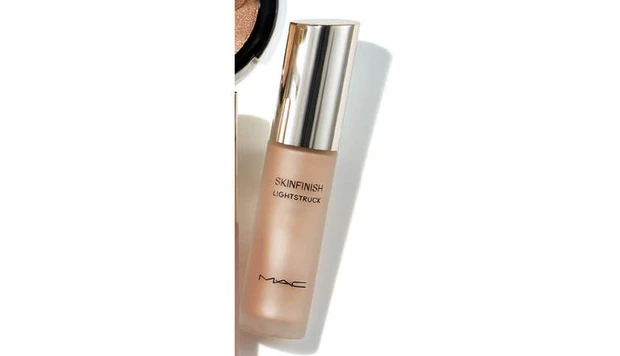 シワを取るおすすめハイライト M・A・C スキンフィニッシュ ライトストラック リキッド ハイライター ライトスカペード