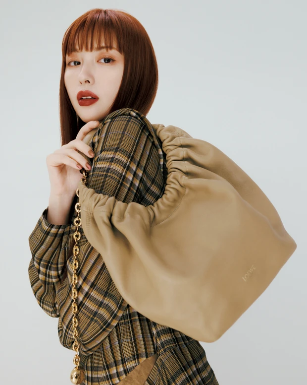 【鈴木えみさんの愛用バッグ】ロエベ・プラダ…ミニマム派のバッグと中身を解禁！