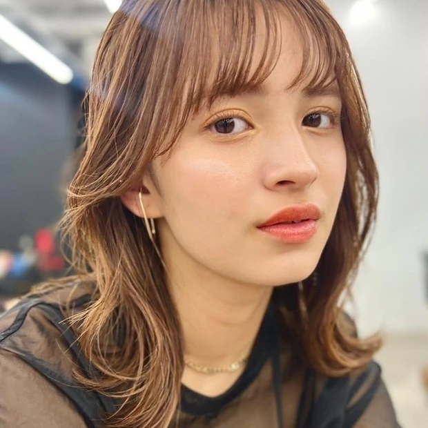 ミディアム 30代 40代 ヘアスタイル 明るめカラー 前髪あり