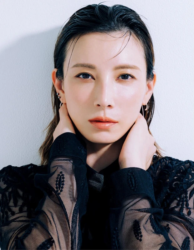 【5位】加藤あいさんが大人のNEO洗練メイクに。オンモードの日は旬なベージュに大人の可愛げをプラス