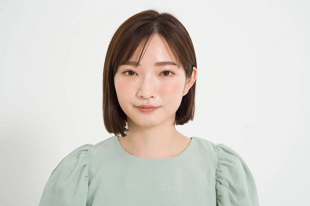 ニット素材のマスクに似合う&キープ力抜群! ボブヘアにおすすめのS字巻き髪テク_2