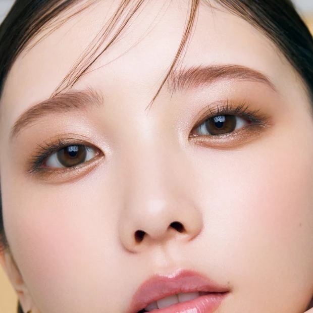 【2025年秋 アイシャドウ】無彩色ラメで華やかに