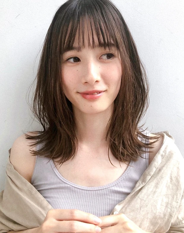大人ヘアをアップデート! 「重軽レイヤー×柔らかニュアンス」のくびれミディアムスタイル・前髪