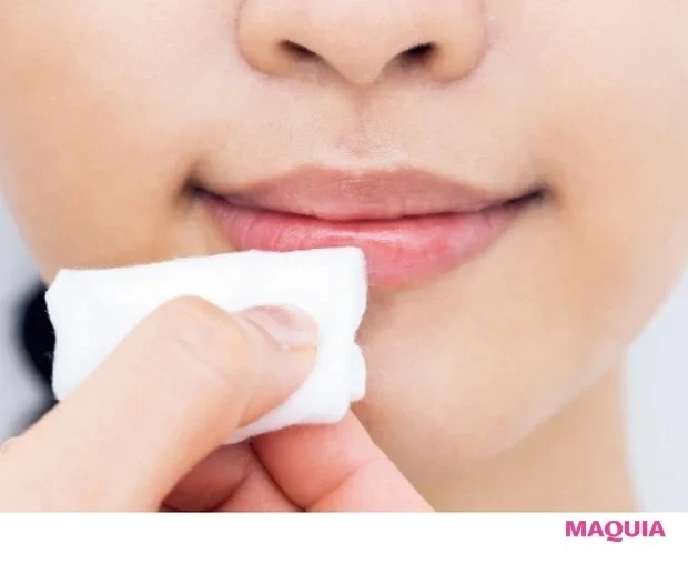 口角を押さえながら、優しくなでるようにスクラブケア_グロスの密着感を高めたいときは、コットンスクラブを取り入れて