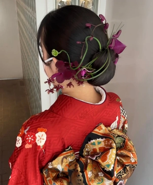 【着物に似合うヘアアレンジ】卒業式や入学式にもおすすめ! 「水引&金箔」「タイトな一本結び」「花モチーフ」のヘアアレンジ22選_4_10