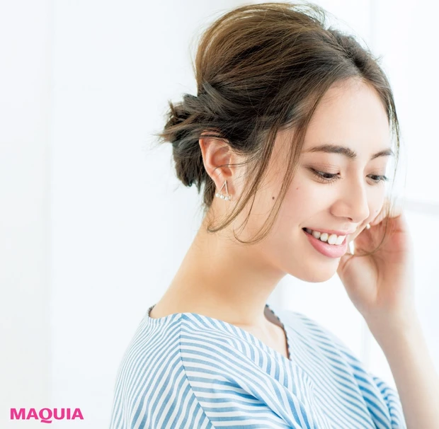 昼間は涼しげ、ピンを外せば華やかに!夜に女子会がある日の「ピンで作るまとめヘア」