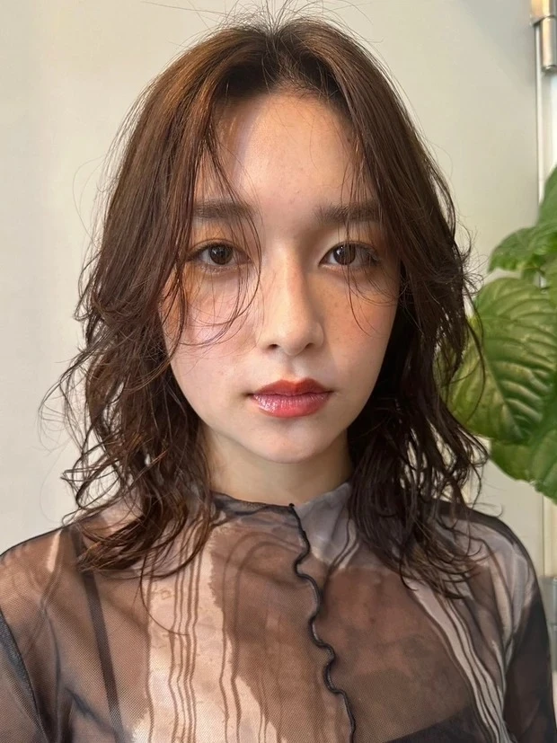 Belleの髪型・ヘアスタイルまとめ_ロブヘア_【時短が叶うロブヘア】ニュアンスパーマで仕上げる大人ムードのロブスタイル