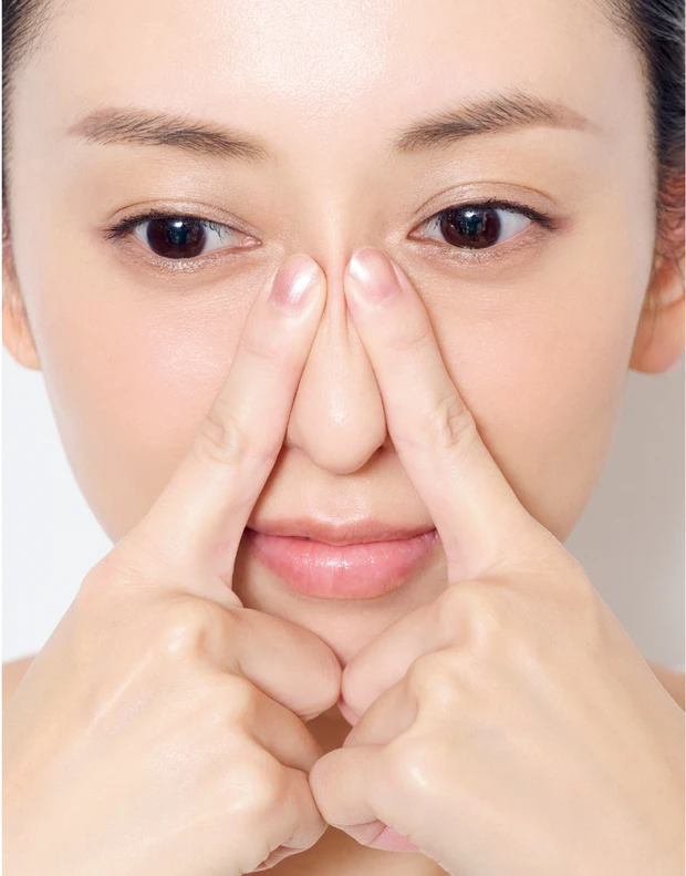 鼻すじを引き締める小顔マッサージ2