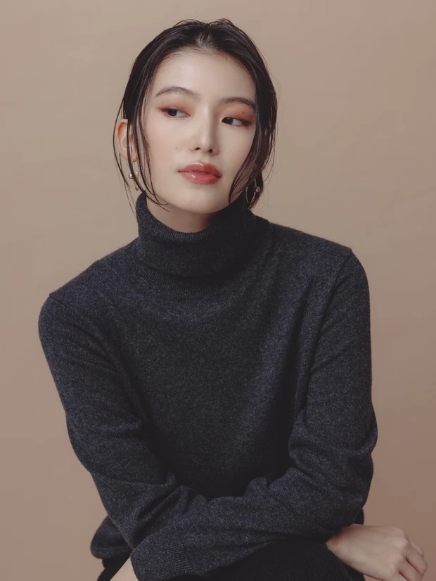 ユニクロ UNIQLO カシミヤニット メリノポロセーター 跳ね上げアイライン メイク