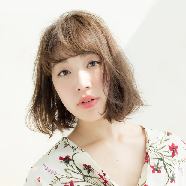 大人ナチュラルなワンカールボブで、首すじやデコルテまで美しく！