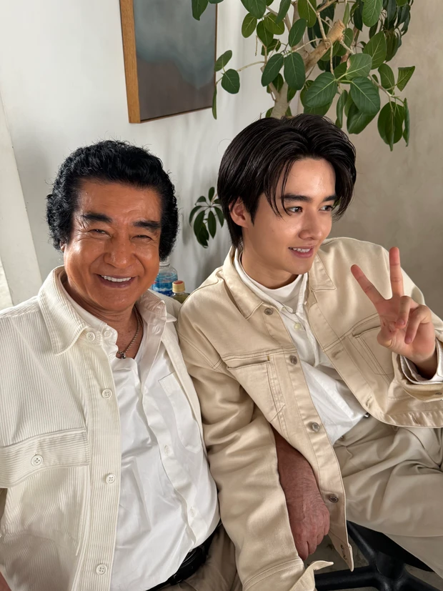 藤岡弘、　藤岡真威人　笑顔