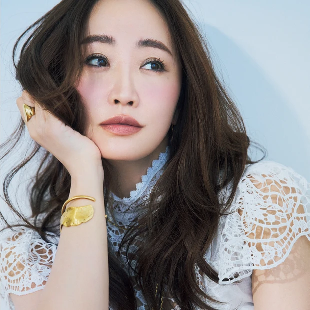 神崎 恵さん、定番ブラウンはミントカラー合わせで一気に垢抜け！ 溺愛アイパレットも紹介