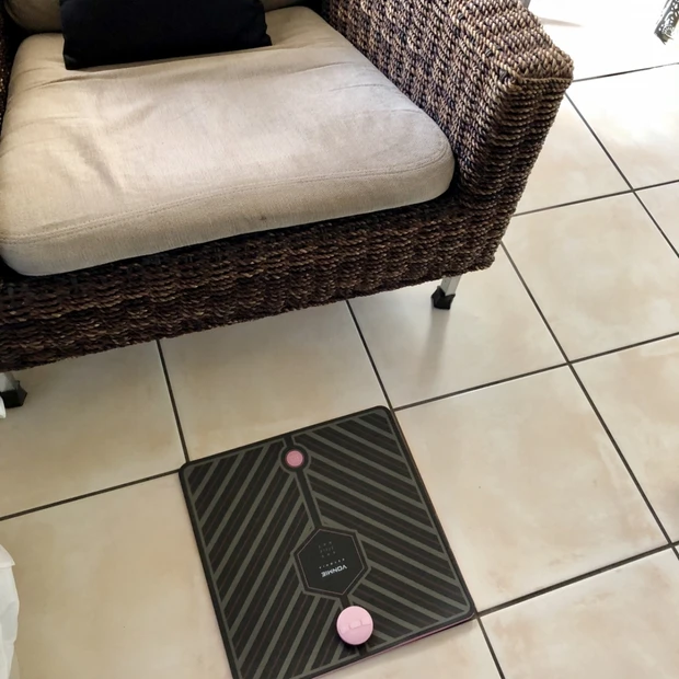 超簡単、足を乗せるだけ。最新EMS「VONMIE」