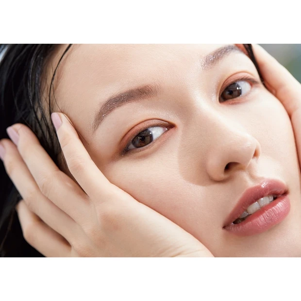 眉毛をラメで光らせるのが新鮮! 自分ファーストな、私がアガるメイクTIP…