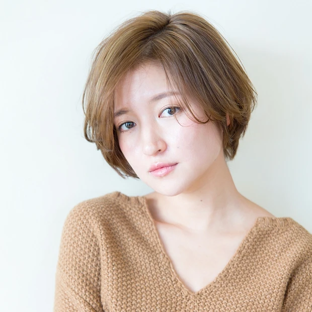かき上げバング×シースルーカラーが春らしい、おしゃれクールなショートヘア