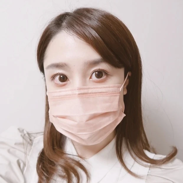 おしゃれ女子から人気殺到! 不織布カラーマスク_やわらかマスク ローズの着用写真