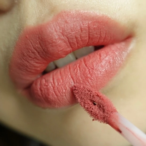 中国コスメ INTOU INTOYOU スーパーマットリップ＆チークマッド マルチコスメ 泥テクスチャー バズりコスメ　EM11 アーティストモーヴ