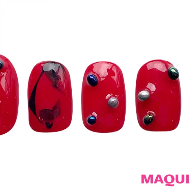 アートなラインにラフなストーンで、抜け感を楽しむ「赤」ネイル