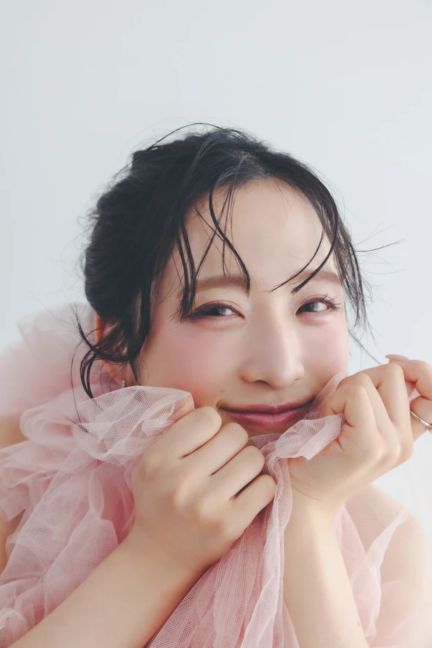 小栗有以(AKB48)表紙ピンク衣装