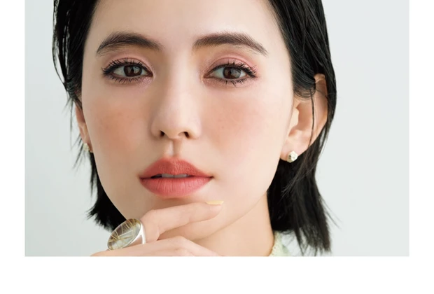 黒まつ毛と影ラインで 眼差しにパワフルさを