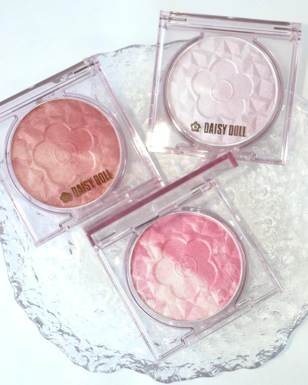 デイジードール 「パウダー ブラッシュ ブルーム」 新色