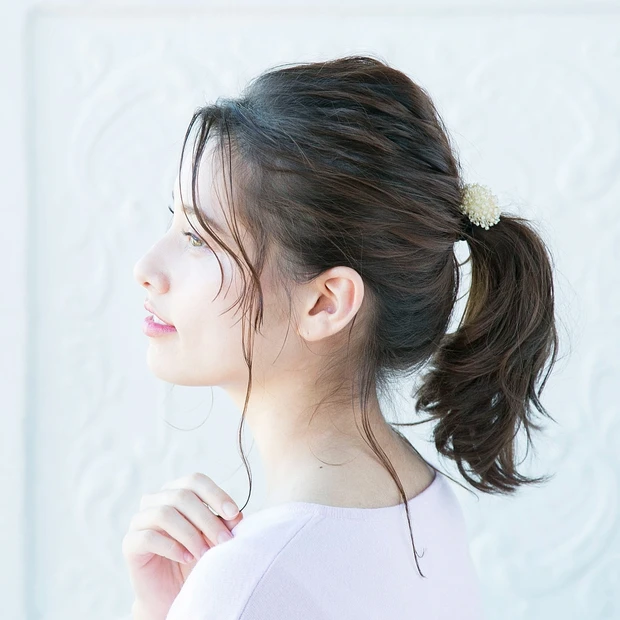 シンプルアレンジの救世主、モチーフ付きヘアゴムでおしゃれ感アップ【選び方…