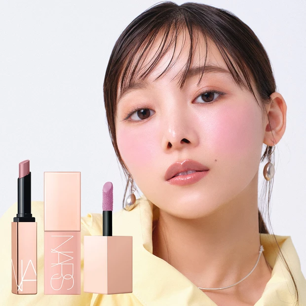NARS×稲垣莉生「アフターグロー」のチーク＆リップで、じゅわり甘く艶め…