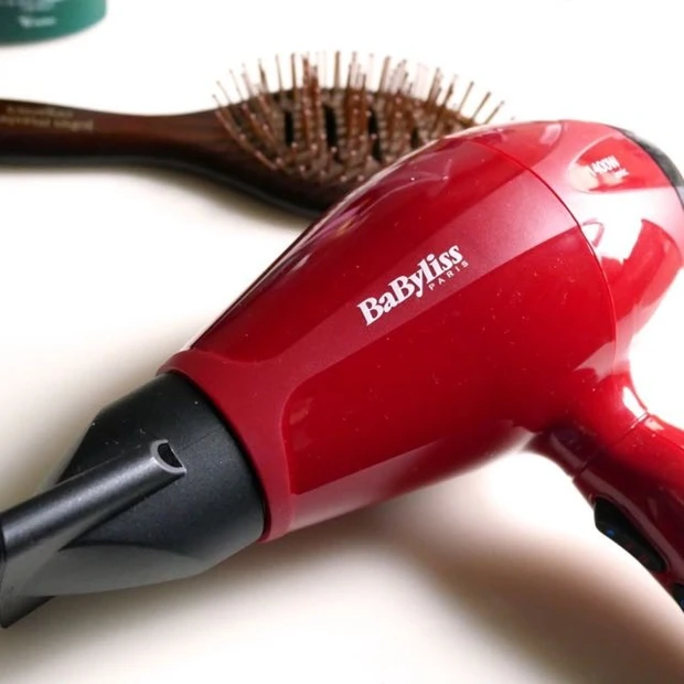 頭皮に良いに決まってる。「頭、熱っ！」が起こらないのに よく乾くドライヤーは時速130KM！！「ベビリス ル・プロ 6615)」保証期間2年は安心！