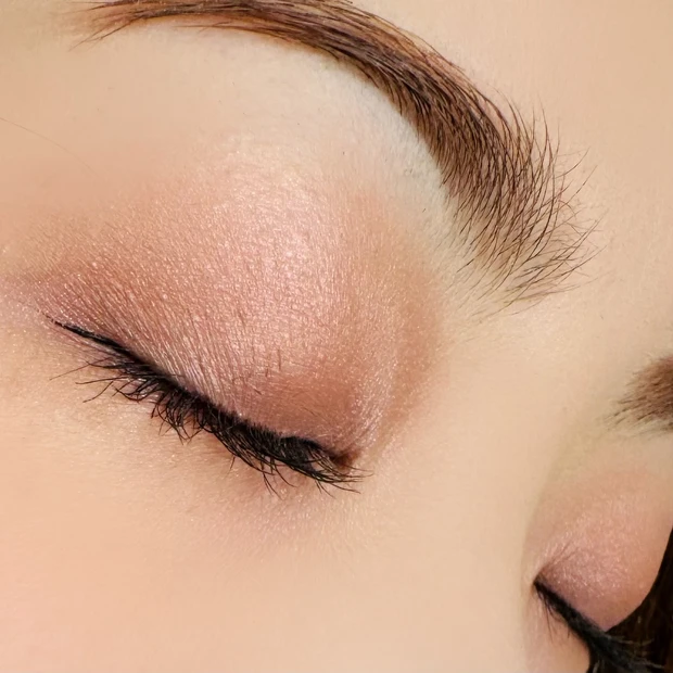 Viseeのニュアンスデューイクリエイター PK-3 ノーブルピンクの瞼への使用