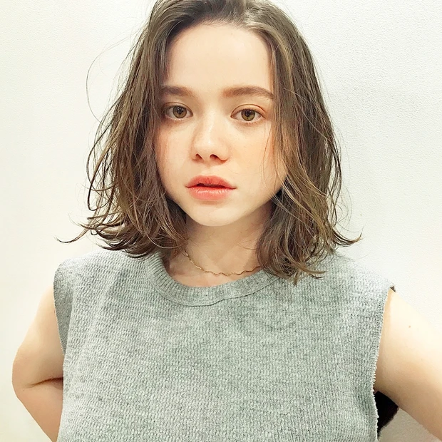 可愛さとおしゃれなムードが交錯する、大人テイストのゆるウェーブロブ