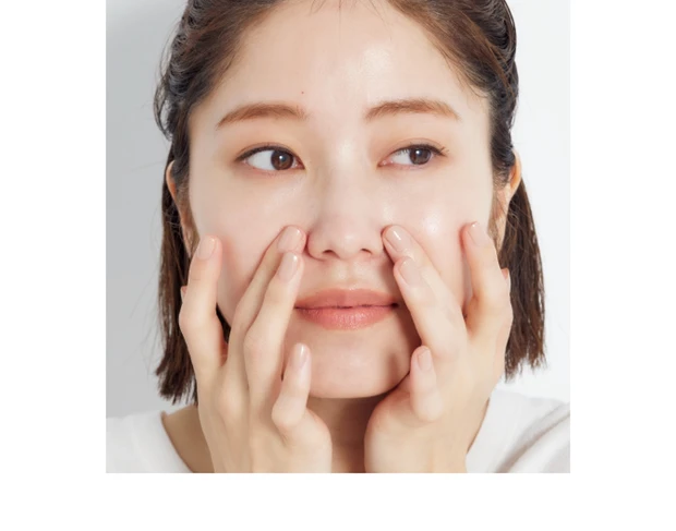 ほうれい線に指を 添えるように