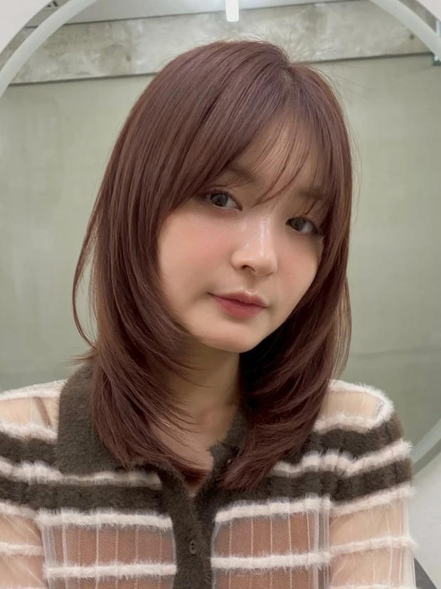 髪型　ミディアムレイヤー　ミディアムヘア　小顔ヘア　正面