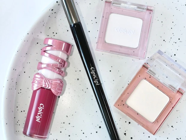 シピシピの新作＆再販ハイライター2種をスウォッチ！ 猫の手のようなハイライト専用ブラシも登場