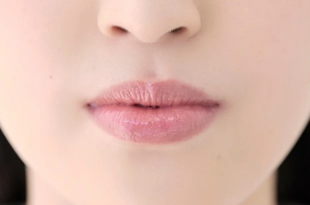 【グリッターメイク】下唇に血色を仕込んで表情に生気を与える