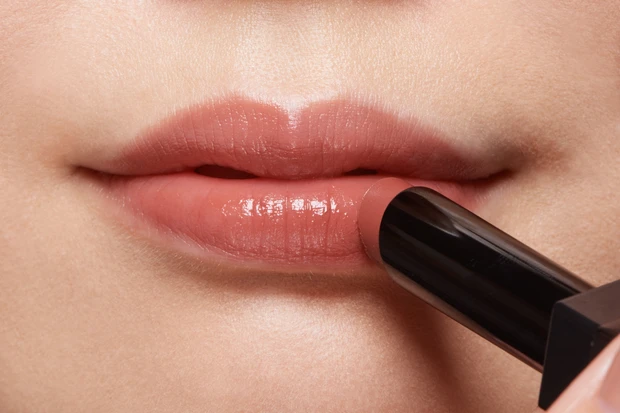 【HOW TO①】透けベージュのリップをたっぷり直塗り