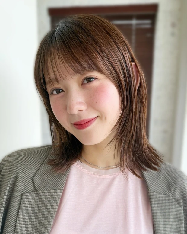 ヘアカタログ　ミディアム　ミディアムヘア　前髪あり　正面