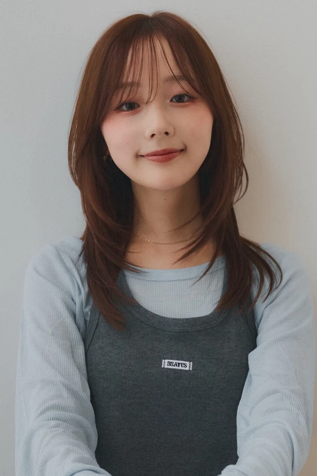 髪型　ミディアムレイヤー　ハッシュカット　40代ヘア　前髪あり　スタイリング