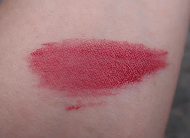 リンメル ラスティング プロボカリプス リップカラーのカラーを乾かした写真