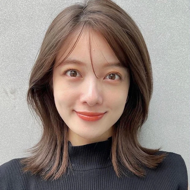 ミディアム　髪型　ヘア　ヘアスタイル　大人　前髪あり　30代　40代