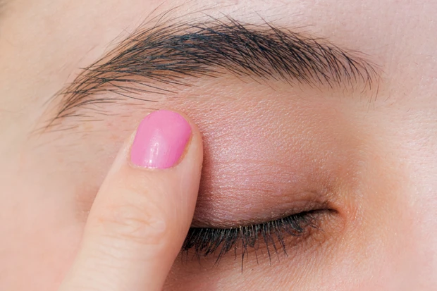 ピンクのアイパレットで作るおすすめピンクメイク5選_2.「温もりピンク」の陰影で柔らかな色気を演出するピンクメイク_2